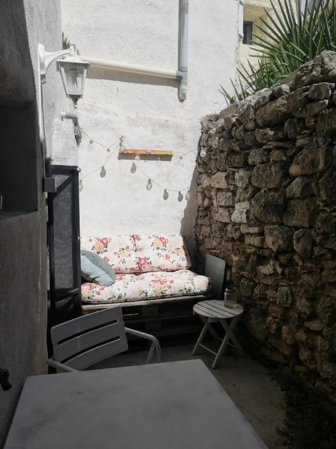 Charmant Appartement En Centre-Ville Medieval Gigean Экстерьер фото