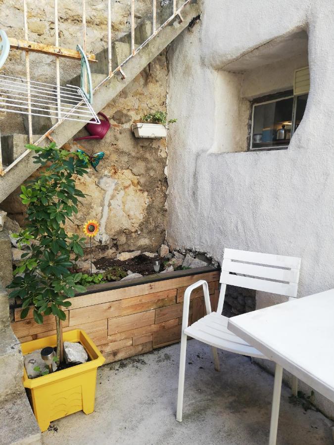 Charmant Appartement En Centre-Ville Medieval Gigean Экстерьер фото