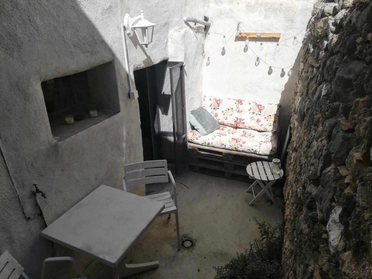 Charmant Appartement En Centre-Ville Medieval Gigean Экстерьер фото